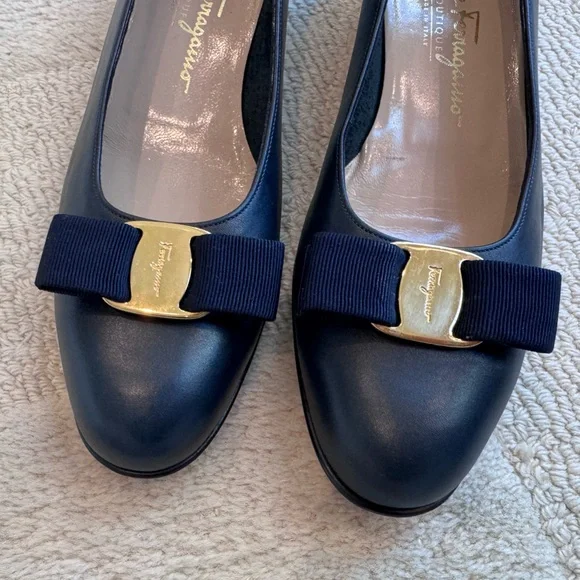 Salvatore Ferragamo Navy Leather Vara Shoes with Bow 9.5 Narrow Never Worn! - Picture 2 of 14